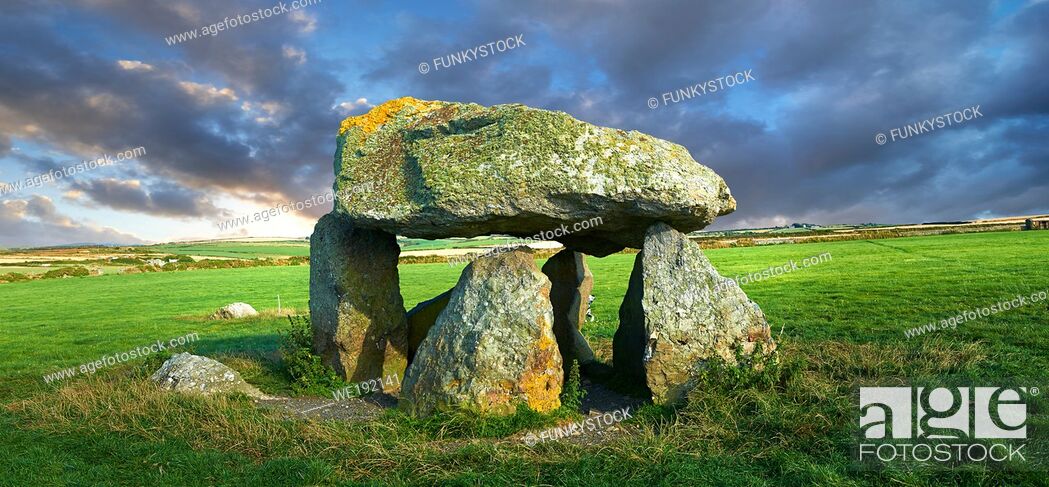 Photo de stock: Carreg Samson or Samsonâ. . s Stone, a 5000 year old Neolithic dolmen burial chamber, near Abercastle, Pembroke, Wales.