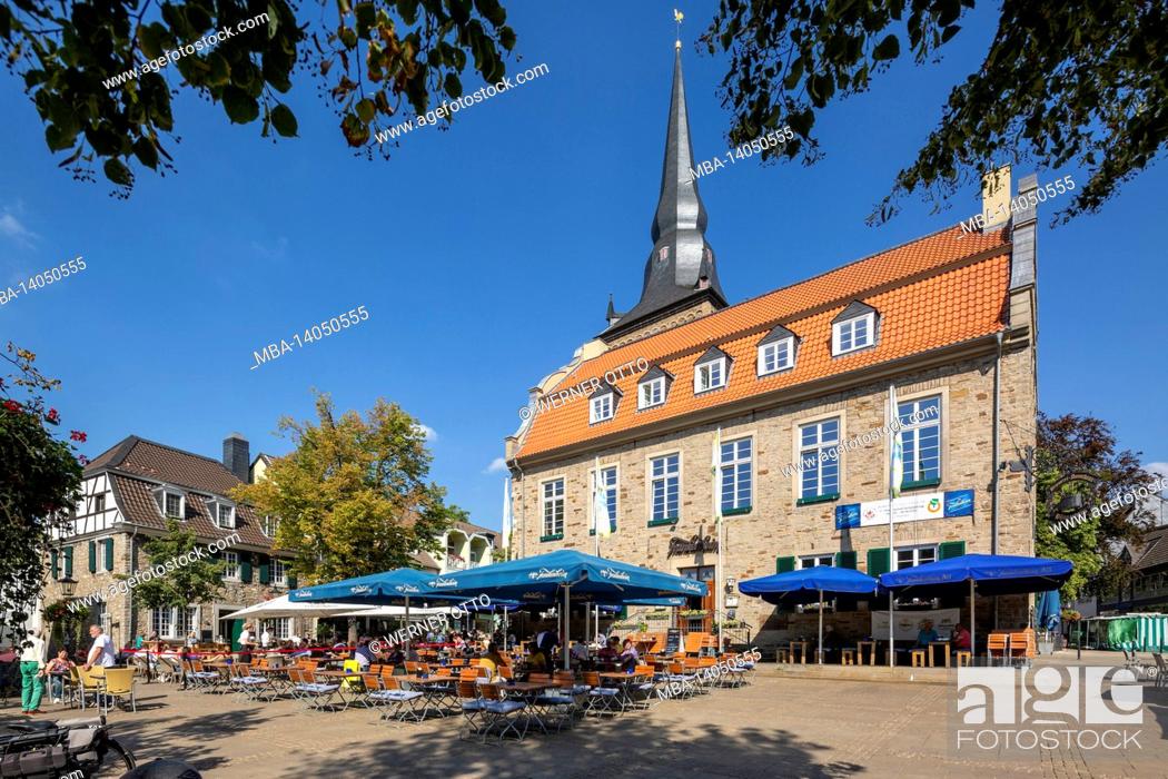Imagen: germany, ratingen, bergisches land, rhineland, north rhine-westphalia, market square, people sit in the street restaurant in front of the buergerhaus.