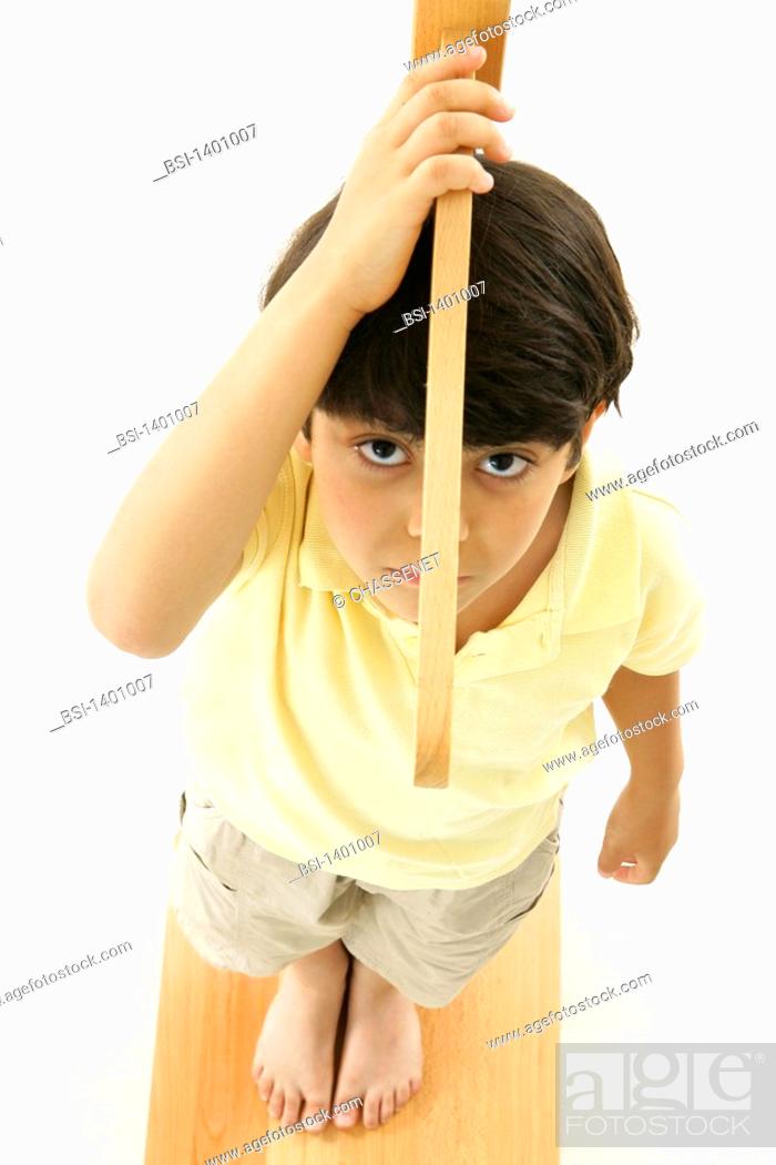 Photo de stock: MEASURING HEIGHT IN A CHILD Model. 7-year-old boy.