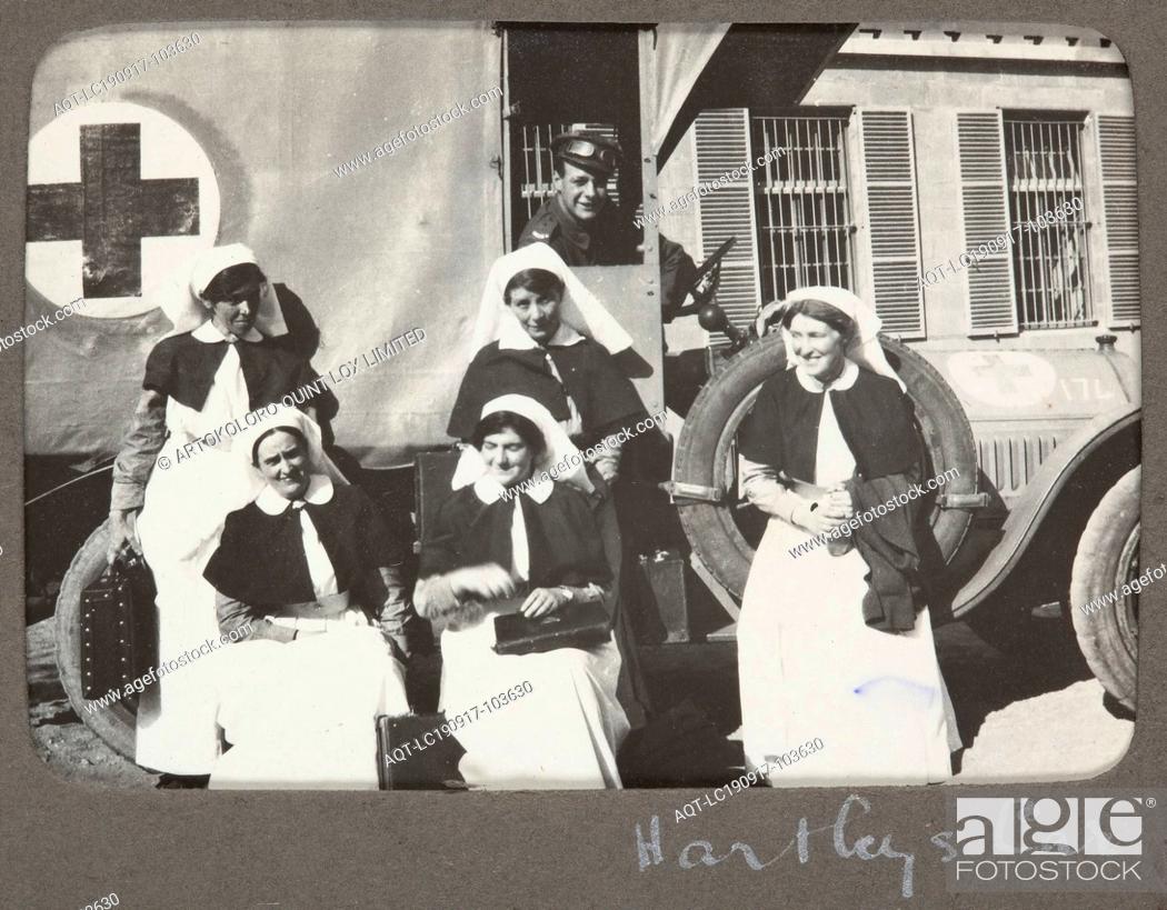 Imagen: Digital Image - World War I, Group Portrait of Nurses & Soldier, Egypt, 1915-1917, Digital image of a photograph from an album compiled by Sister Selina Lily.