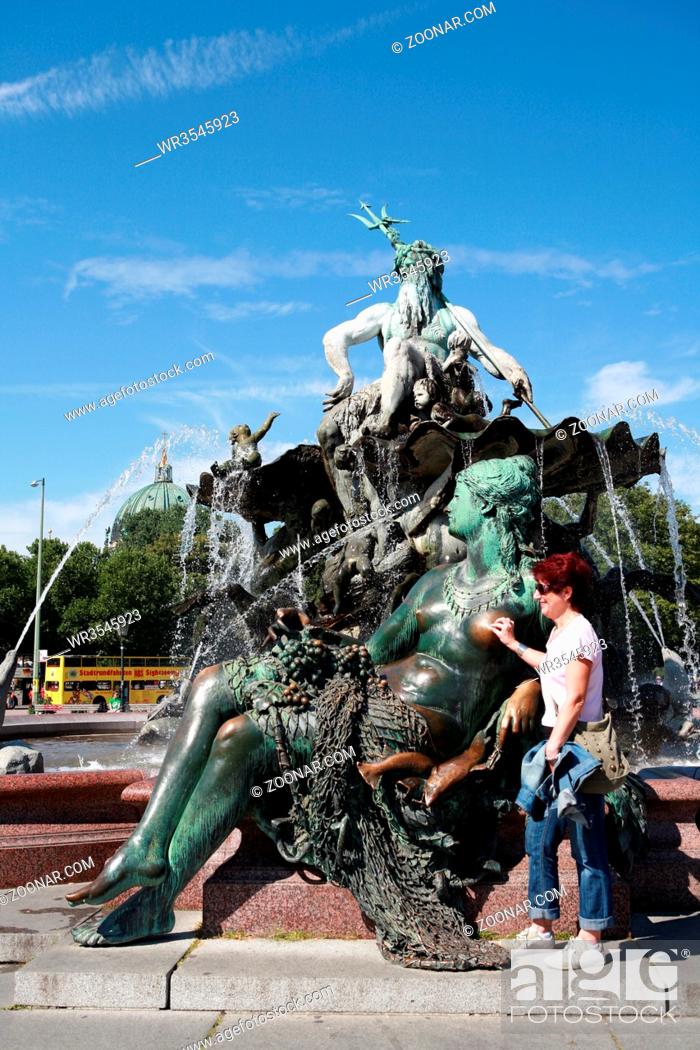 Photo de stock: Neptunbrunnen auf dem Alexanderplatz, Berlin, Deutschland.