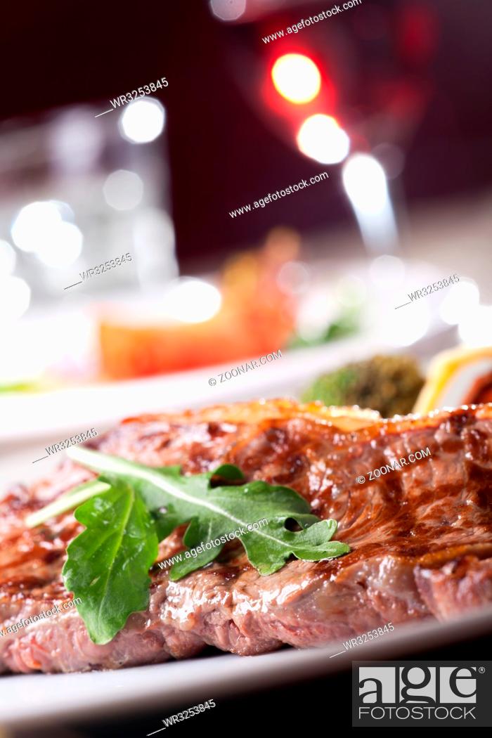 Gegrilltes Entrecôte mit Rucola, Stock Photo, Picture And Royalty Free ...