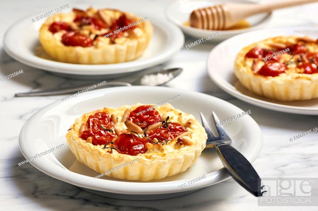 Imagen: Tomato and goat's cheese tartlets.