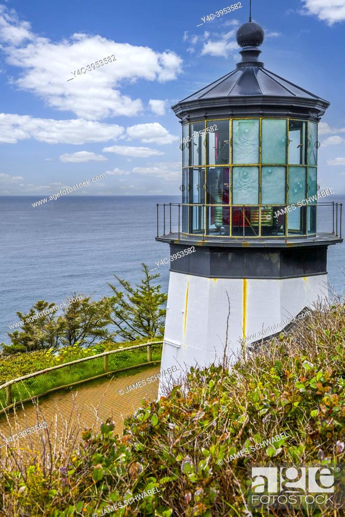Photo de stock: Cape Maers Lighthouse on the Pacific coast of Oregon near Tillamook Oregon.