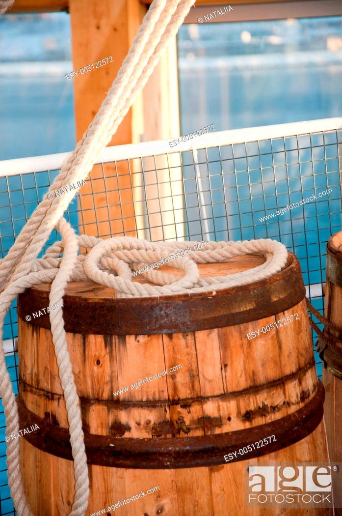 Photo de stock: Barrel and rope on sea background.