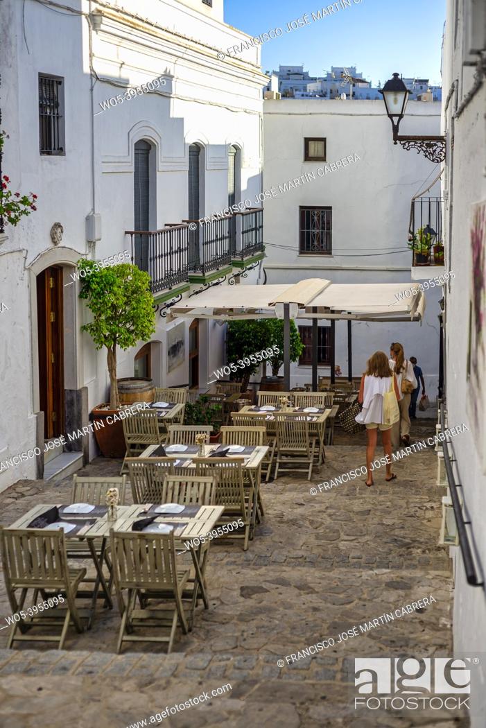 Photo de stock: Streets of Vejer are totally pedestrian streets, it is pleasure to visit them, with their restaurants and shops, as well as their typical blinds for sun.
