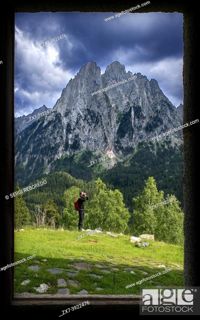 Photo de stock: Encantats peaks seen from abandoned military shelter in Sant Maurici lake, in Aiguestortes i Sant Maurici National Park, Pyrenees. .