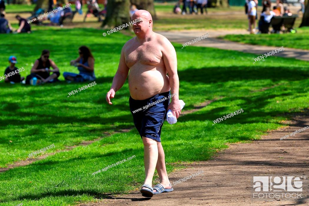 Stock Photo: Tourist and Londoners enjoy third day of hot weather in Green Park and St. James's Park as the temperatures in the capital likely to reach 26 degree celsius.