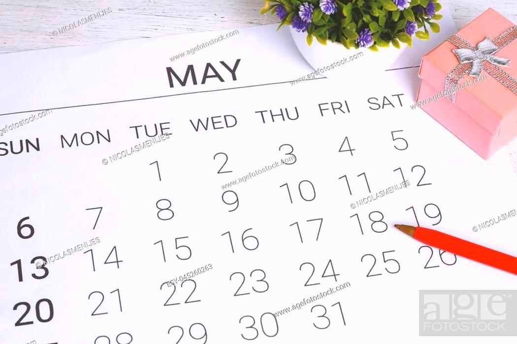 Imagen: May calendar with gift box. Birthday concept.