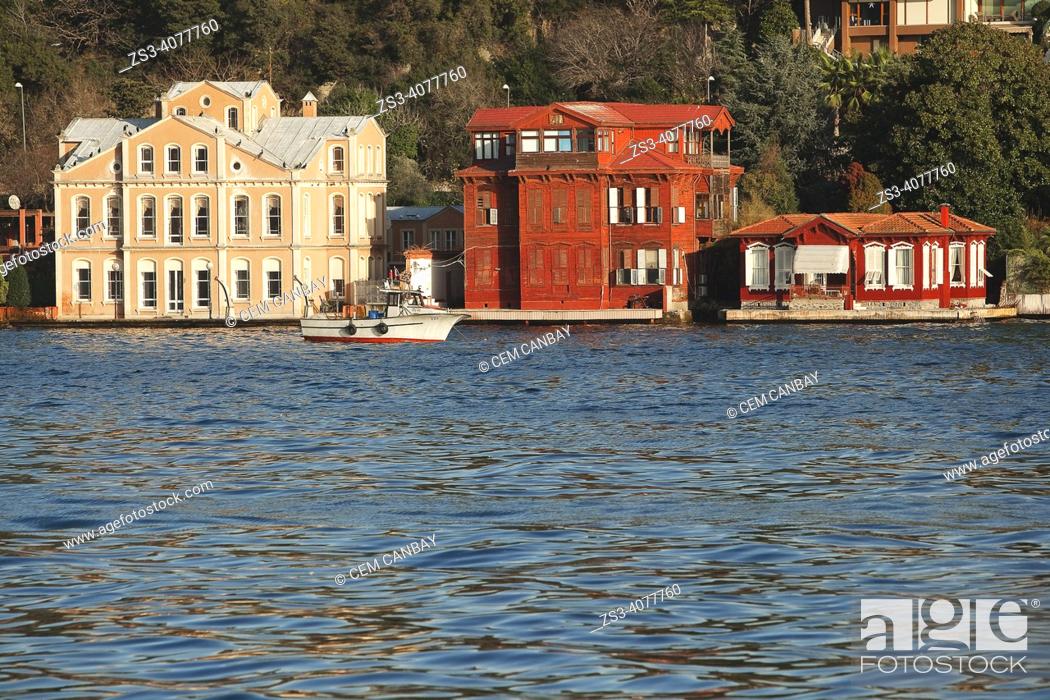 Imagen: View of the traditional seaside residences or so-called waterside mansions of Recai Efendi Yalisi and red painted Kadinefendi Yalisi in Vanikoy village.