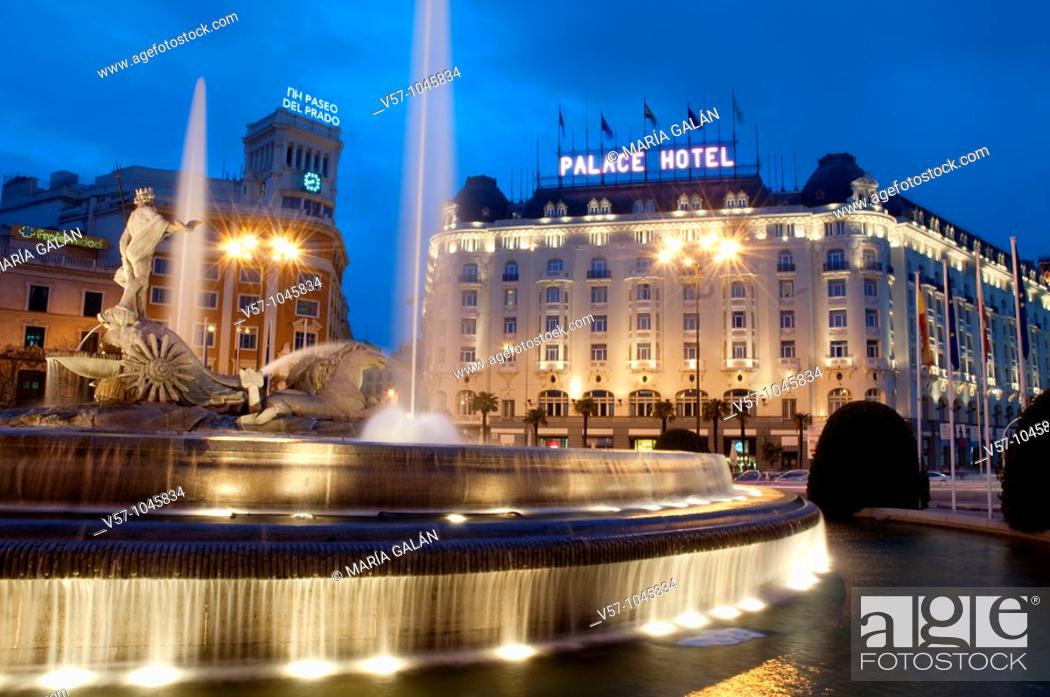 Photo de stock: Neptuno fountain and Palace Hotel, night view. Madrid, Spain.
