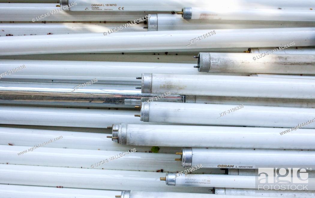 Imagen: fluorescents lamp tubes for disposal at a recycling yard, recycling center.