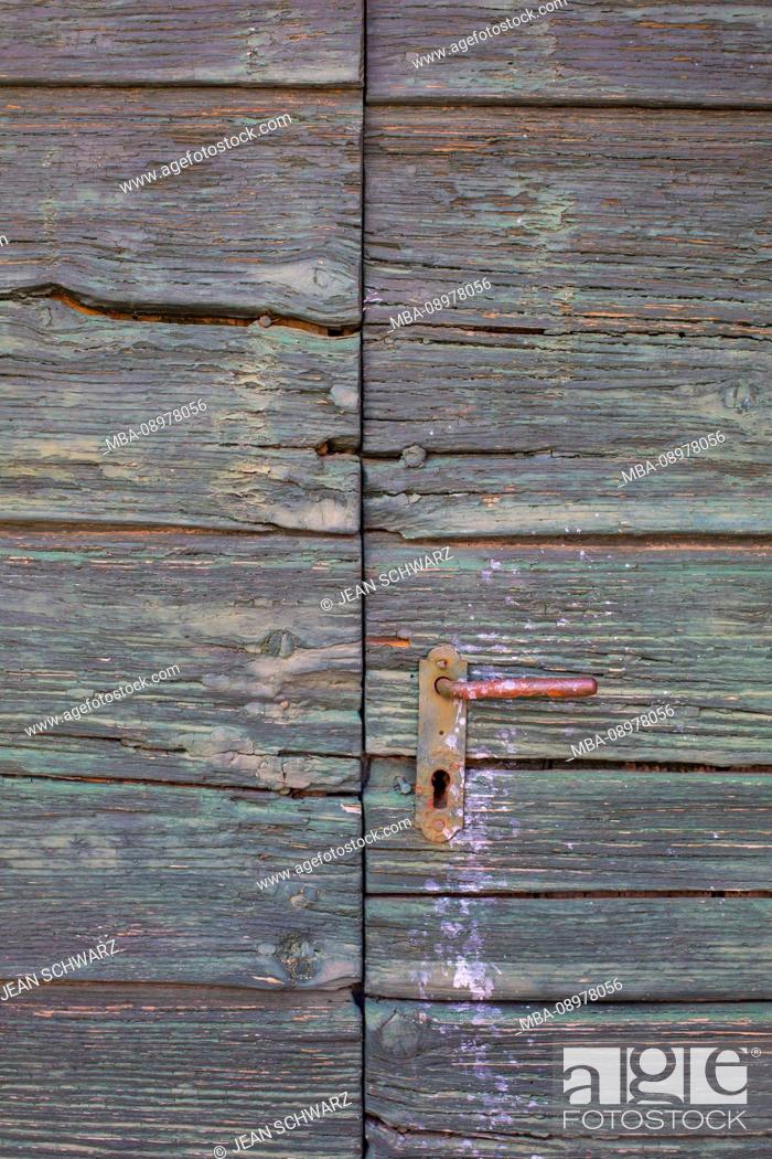 Imagen: old wooden door in Cres, Croatia.
