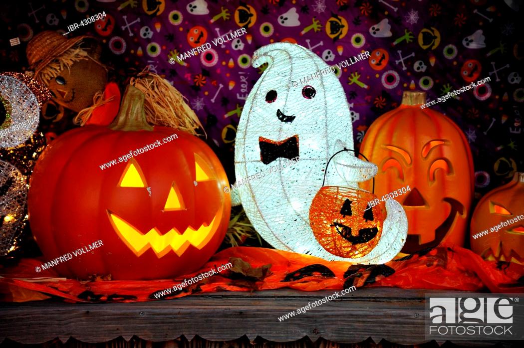 Stock Photo: Halloween decoration with glowing pumpkins in front of a house, New York, USA.