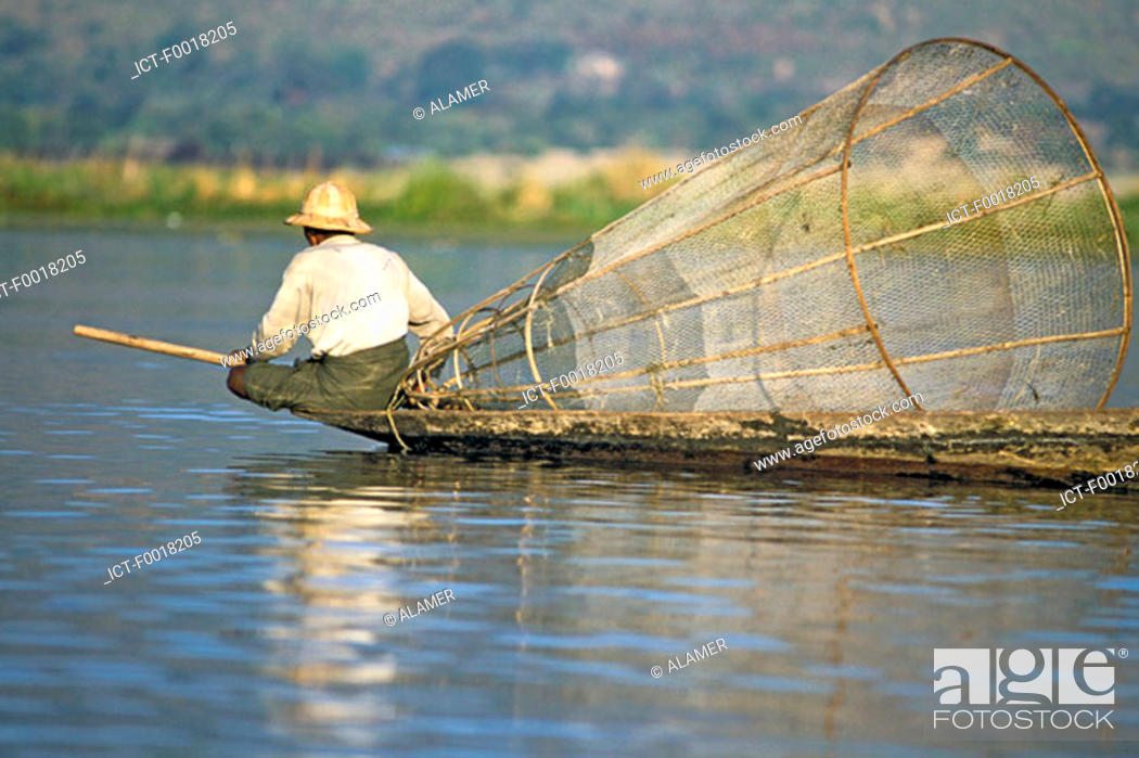 Stock Photo: Myanmar, Shan state, Inle lake, fishing.