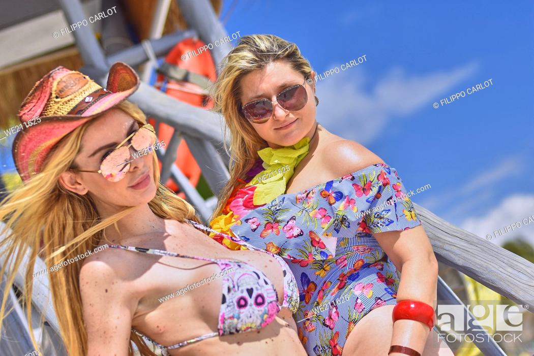 Photo de stock: Couple of sexy blonde girls posing for shooting on the beach.