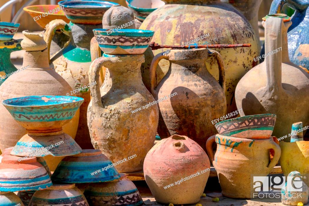 Imagen: Exposition of traditional old Uzbek pottery.