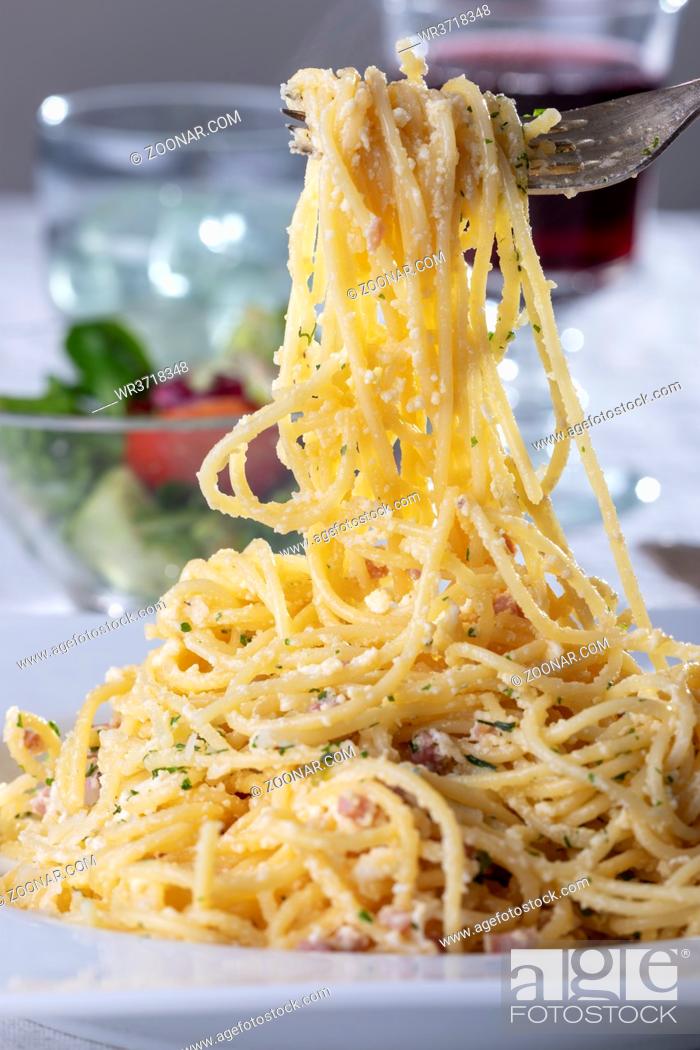 Stock Photo: Spaghetti Carbonara auf einem Teller.