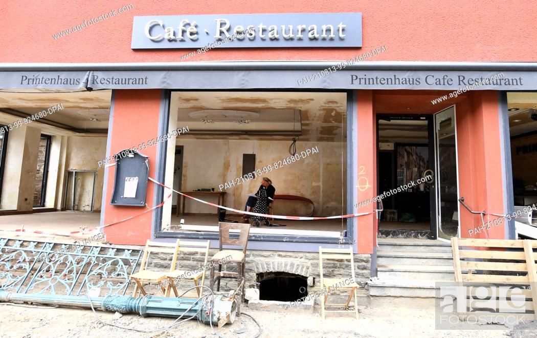 Stock Photo: 12 August 2021, North Rhine-Westphalia, Bad Münstereifel: Reconstruction of the Cafe Printenhaus one month after the flood disaster in the Eifel village.