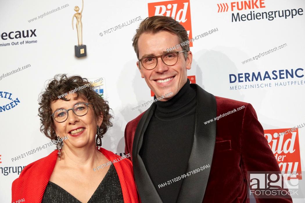 Stock Photo: 20 October 2021, Hamburg: Johannes Wimmer, medical doctor, TV presenter and godfather, and Judith Grümmer from the initiative ""Familienhörbuch"", Cologne.