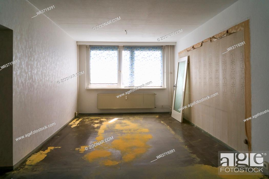 Stock Photo: Raum bei Renovierung und Teppichboden erneuern in einem Haus.