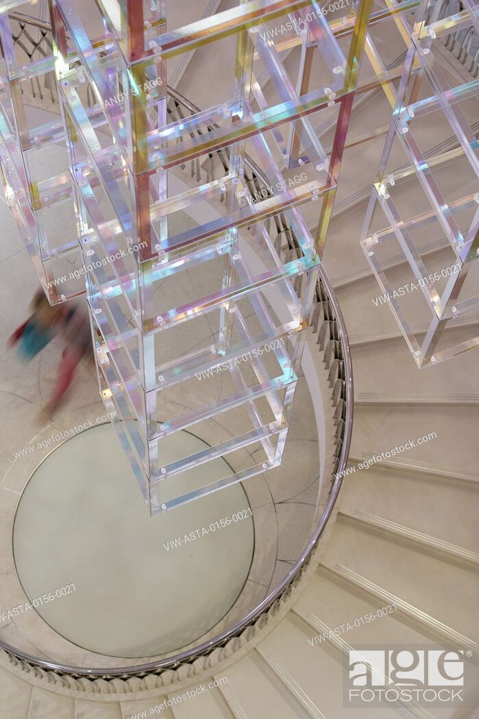 Imagen: Detail of suspended light sculpture in full-height atrium. Iri-Descent , Fortnum & Mason, London, United Kingdom. Architect: Liz West, 2019.