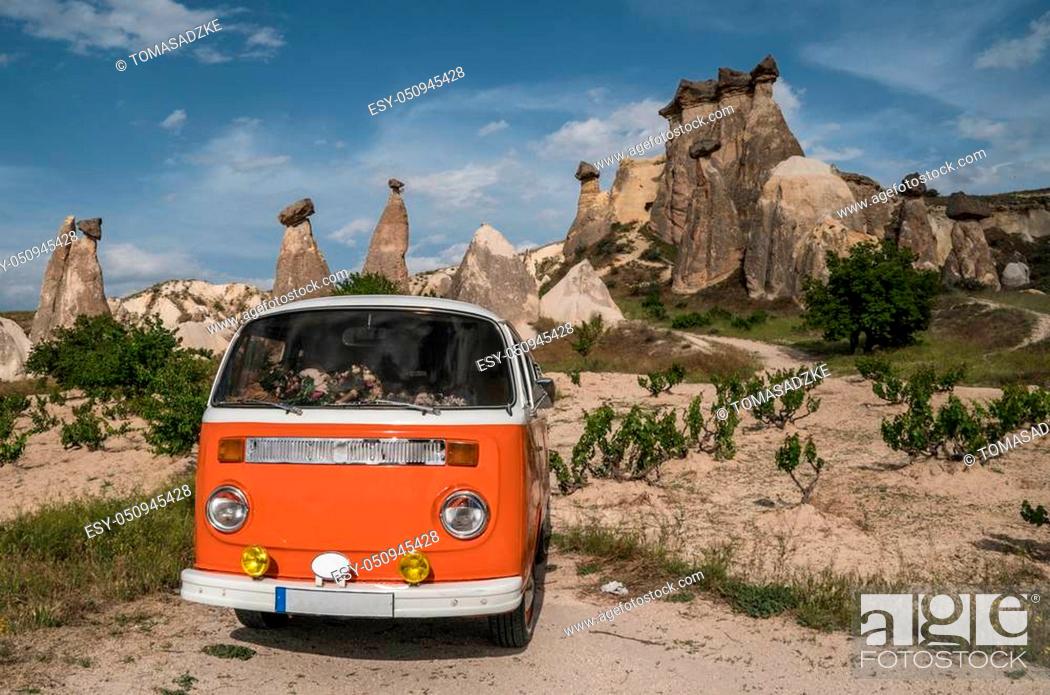 Photo de stock: Retro Bus in Alien Cave house of Fairy Chimneys rocks mushroom in Pasabag, Monks Valley, Cappadocia, Turkey.