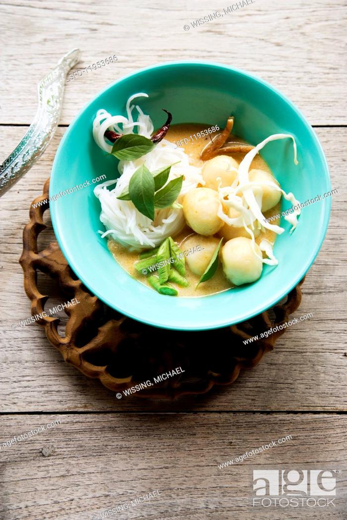 Stock Photo: Nam Ya Curry with rice noodles and fish dumplings (Thailand).
