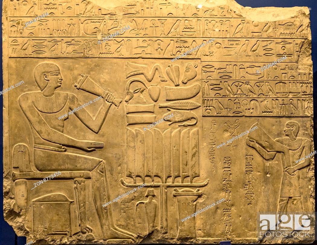 Imagen: Ancient egyptian hieroglyphs on the wall.