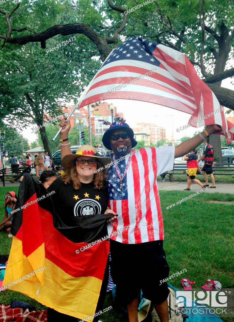 Stock Photo: Rebecca und Gary Overmann aus Baltimore schauen sich am 26.06.2014beim Public Viewing der Deutschen Botschaft auf dem Dupont Circle in der US-Hauptstadt.