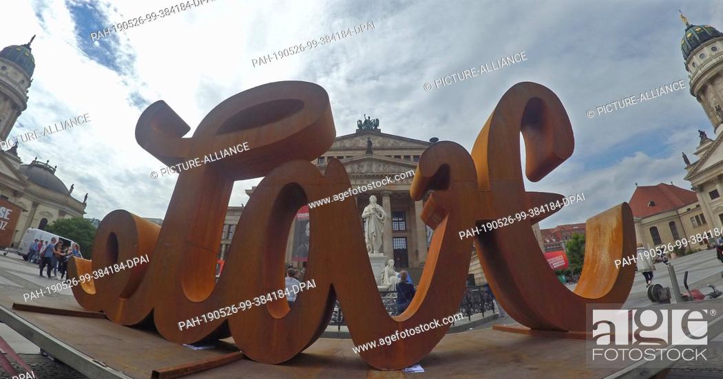 Stock Photo: 26 May 2019, Berlin: The sculpture ""LOVE HATE"" by Mia Florentine Weiss is on the Gendarmenmarkt. There, supporters of the European initiative ""Pulse of.