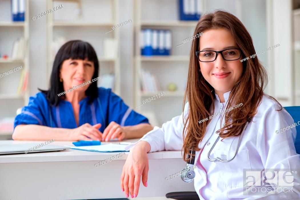 Imagen: Senior patient visiting doctor for regular check-up.