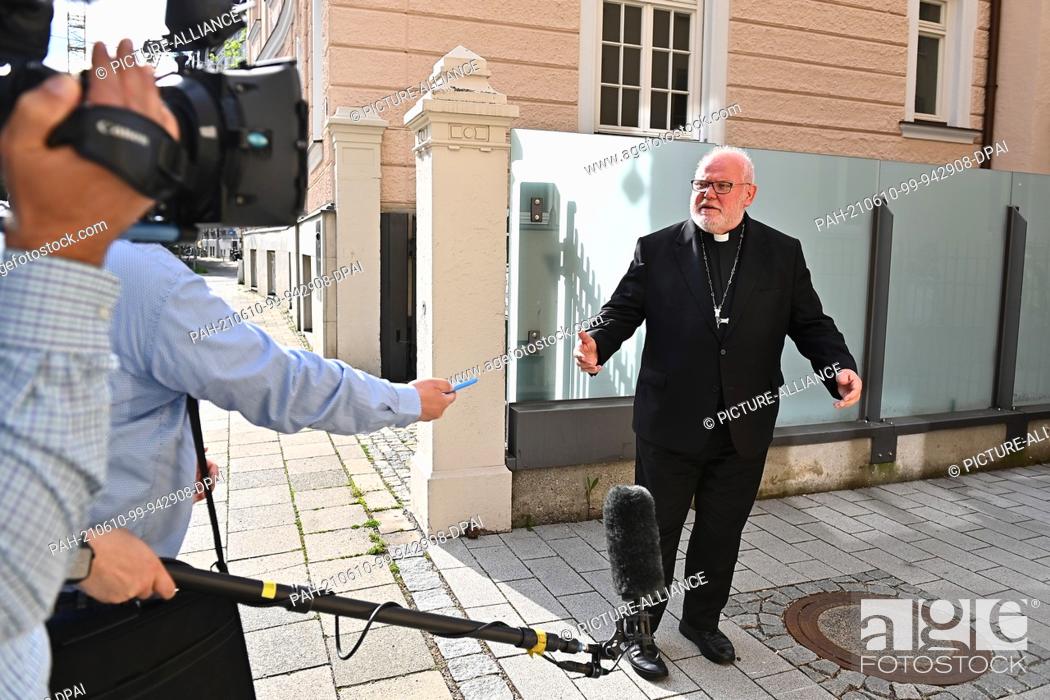 Stock Photo: 10 June 2021, Bavaria, Munich: Reinhard Cardinal Marx talks to journalists before going to a service at the training centre for pastoral assistants.