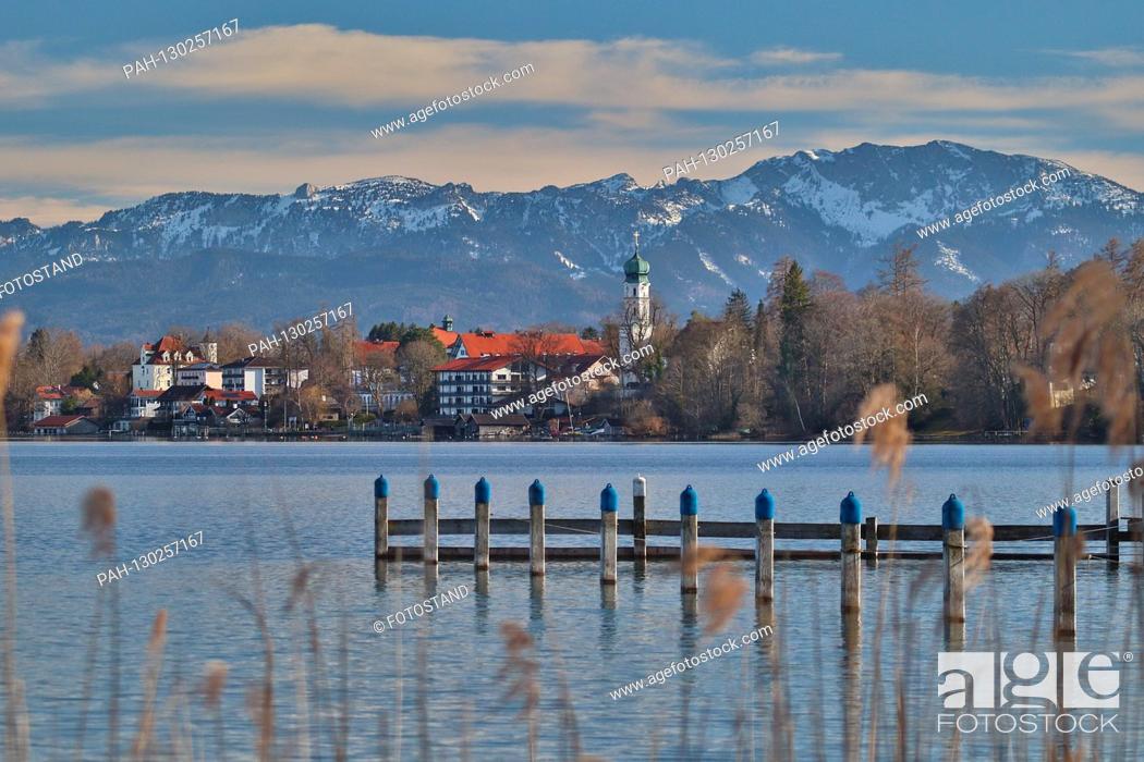 Stock Photo: Starnberg, Germany 22.02.2020: Impressions Starnberger See - 22.02.2020 View from the lake side to Seeshaupt and Benediktenwand.