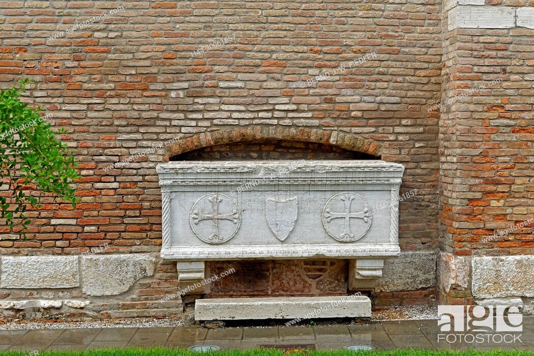 Imagen: Europe, Italy, Veneto Veneto, Chioggia, Piazzale Perotolo, sarcophagus, rain, detail, building, church, historically, plants, place of interest, tourism, water.
