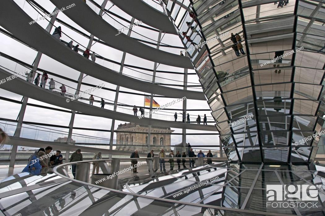 Imagen: Mirrored cone inside the Reichstag Dome, in the german parlament (Reichstag), Berlin. The current Reichstag dome is an iconic glass dome constructed on top of.