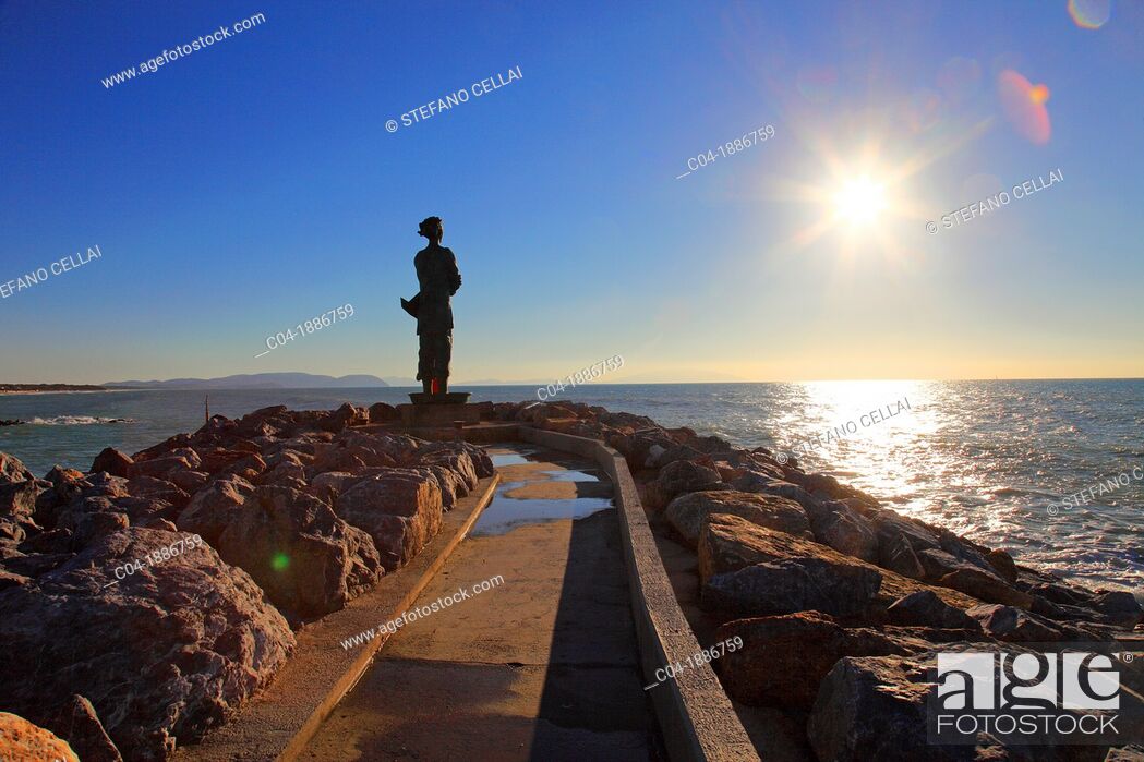 Stock Photo: Italy, Tuscany, Livorno, San Vincenzo harbor, statue on the sea.