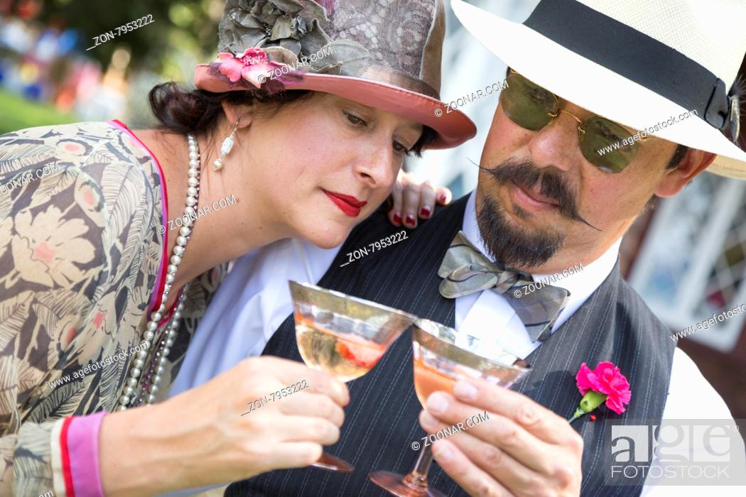 Imagen: Attractive Mixed-Race Couple Dressed in 1920?s Era Fashion Sipping Champagne.