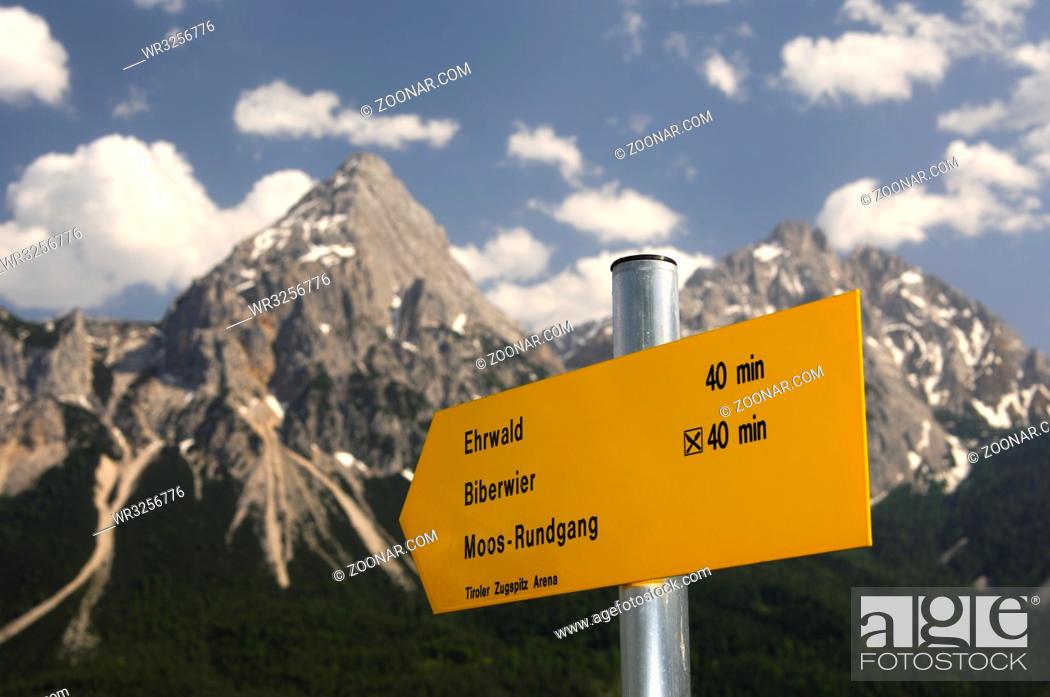 Stock Photo: Wanderwegweiser auf dem Moos-Rundgang in der Tiroler Zugspitz Arena zwischen Ehrwald und Biberwier, Tirol, Österreich / Directional sign of the Moos Promenade.