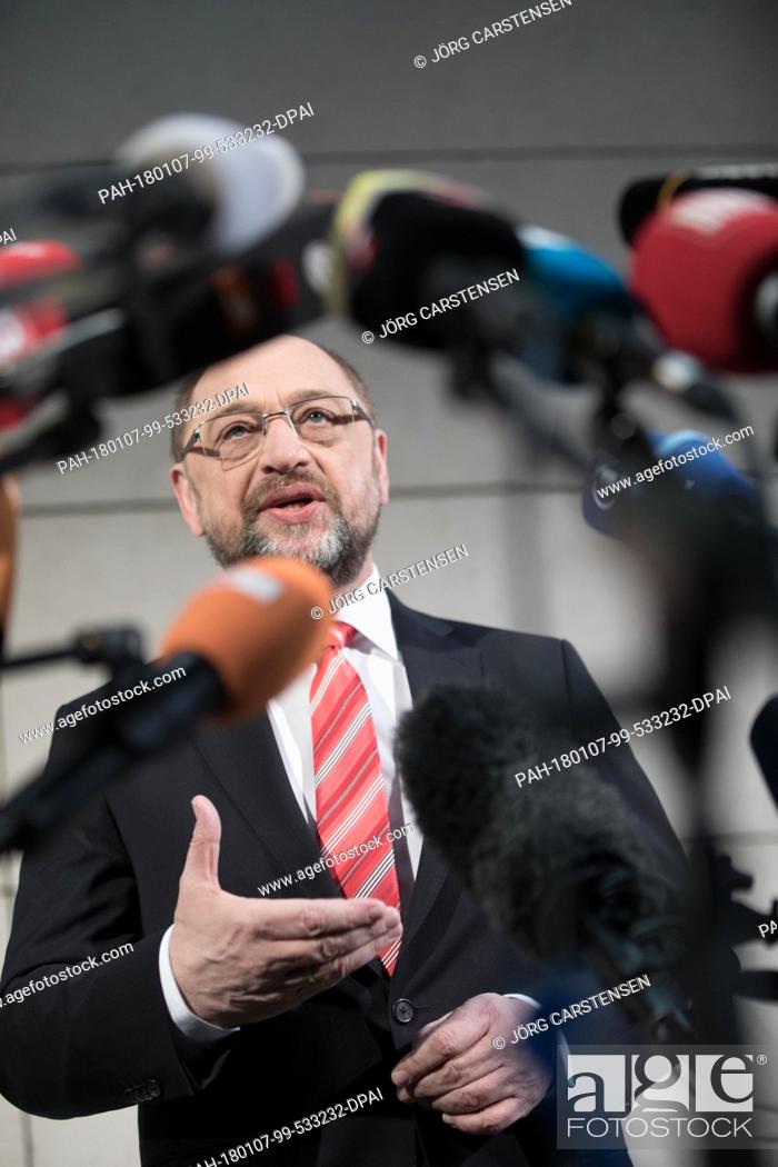 Stock Photo: Leader of the Social Democrats (SPD), Martin Schulz, delivers a statement to the press prior to the start of exploratory talks between the SPD and the.