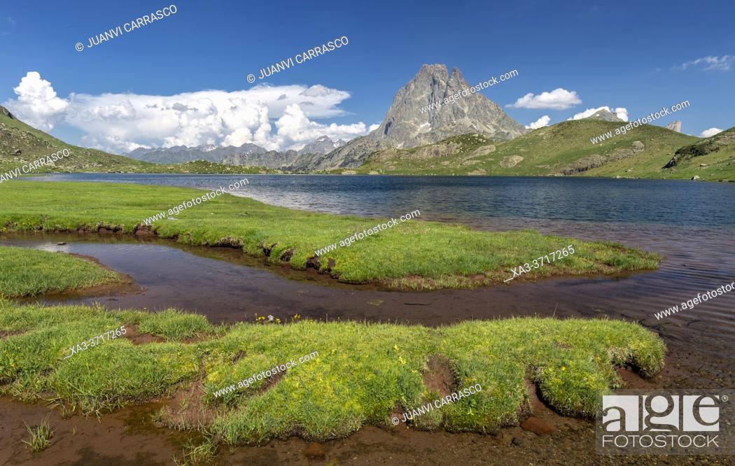 Photo de stock: Midi d'Ossau peak and Gentau lake, Pyrenees national park, France.