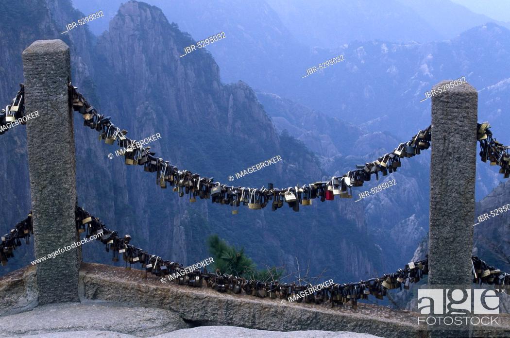 Stock Photo: Wire Mesh Railing With Locks, Grand Canyon Of The West Sea, Huangshan Mountains, Deep Valley, Anhui, Yellow Mountains, China, Asia.