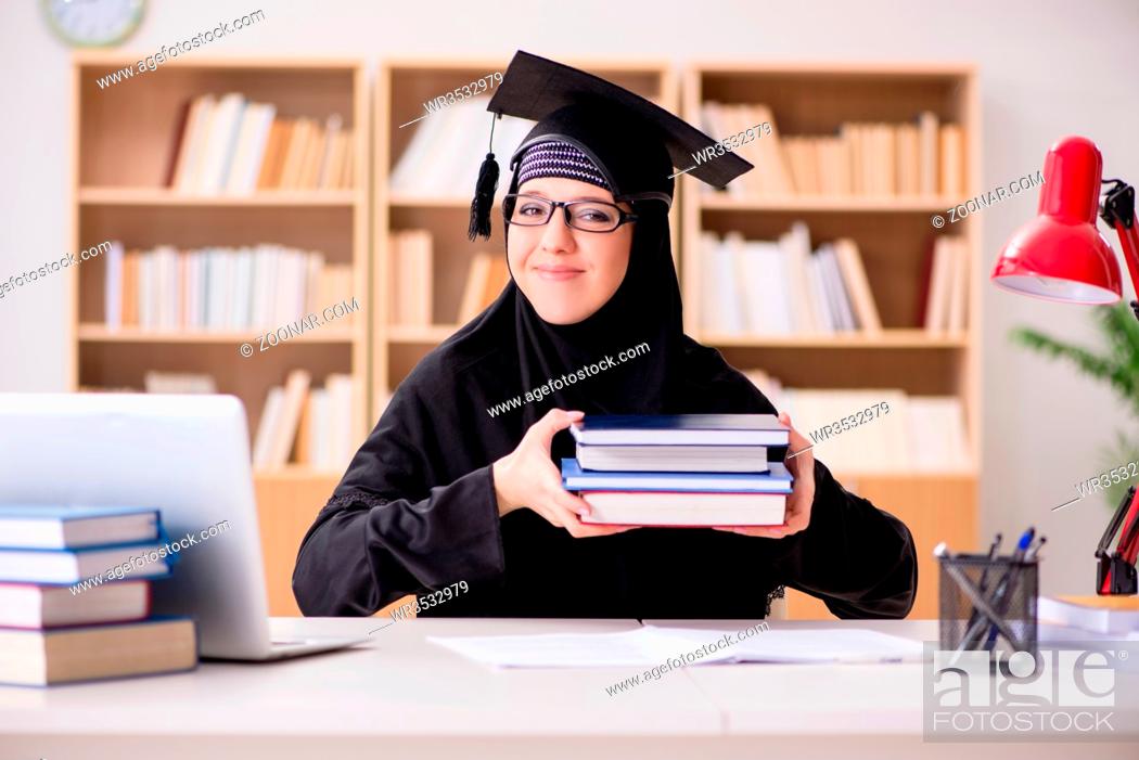 Imagen: Muslim girl in hijab studying preparing for exams.