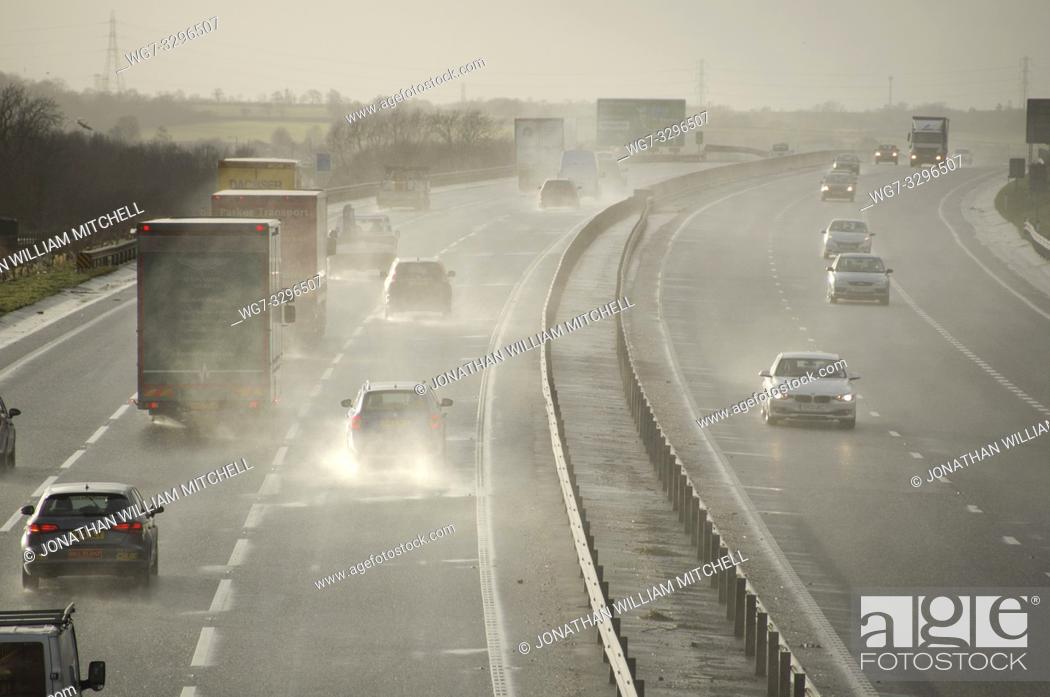 Imagen: UK Bedfordshire -- 12 Feb 2014 -- Hazardous conditions on the busy A421 near Bedford England UK this afternoon as high winds from a large Atlantic storm caused.