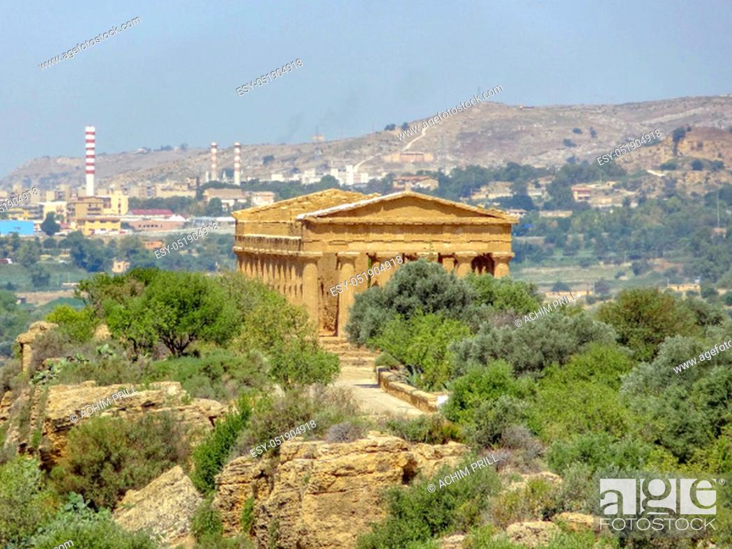 Imagen: scenery around a city named Agrigento located in Sicily, Italy.
