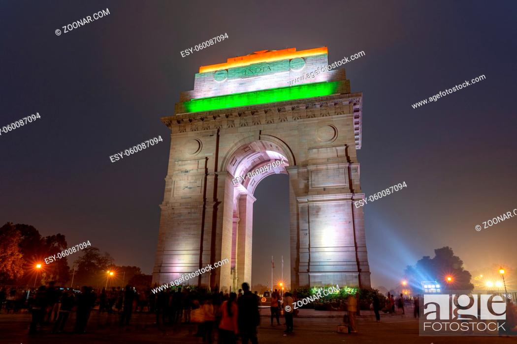 Imagen: New Delhi, India - December 13, 2019: People in front of the illuminated India Gate at night.
