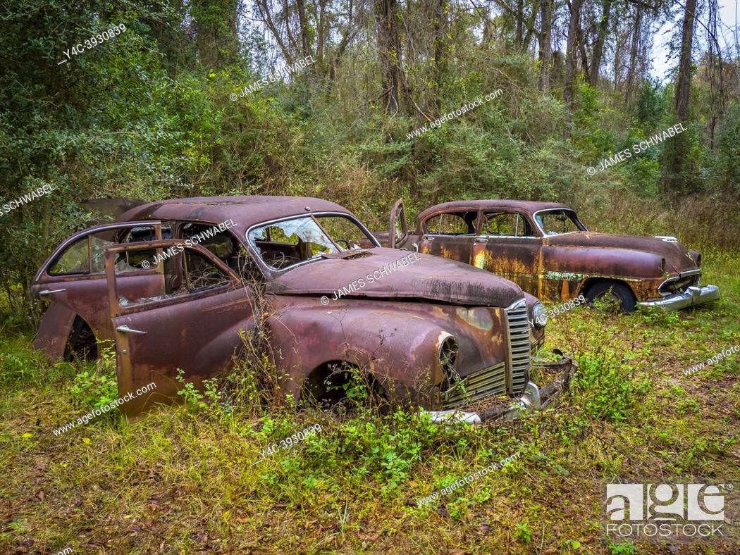 Photo de stock: Old rusted abandoned cars in Crawfordville Florida.