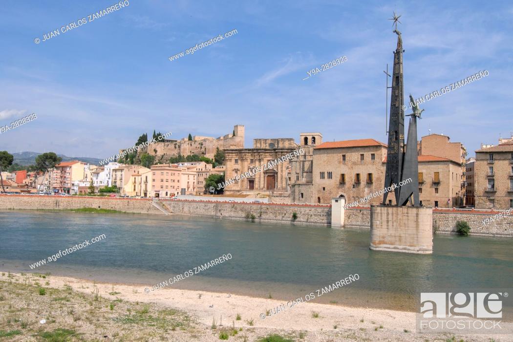 Stock Photo: Tortosa, historical downtowm from the riverside Castle of Suda, Cathedral, Battle of Ebro Memorial and Bishop Palace, Tortosa, Ebro river, Tarragona, Catalunya.