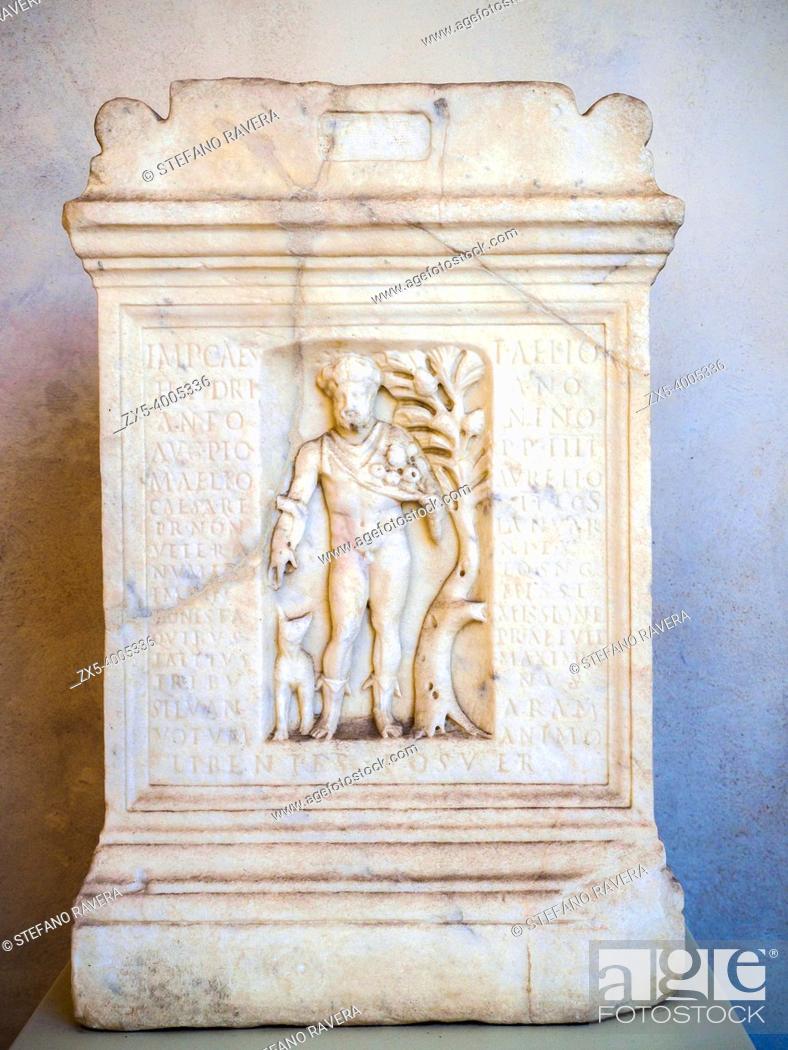 Photo de stock: Altar dedicated to Silvanus. The altar features a portrayal od Silvanus, the god of te woods, with fruits, pine cones and a sickle.