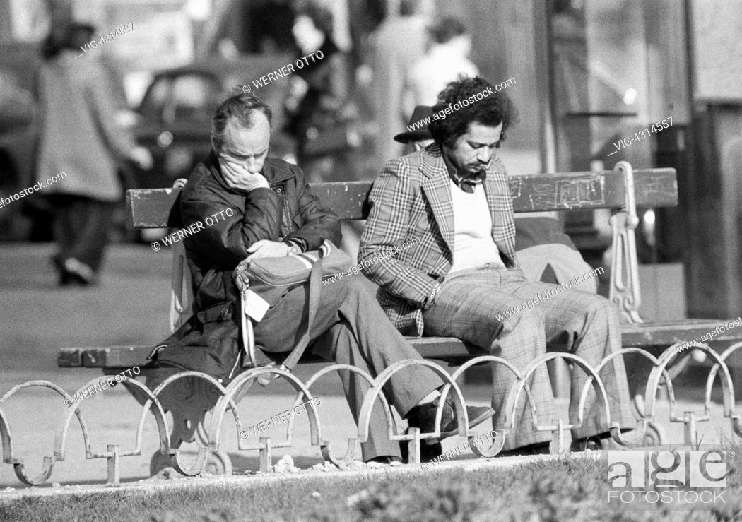 Stock Photo: FRANKREICH, PARIS, 09.02.1975, Seventies, black and white photo, people, two men sit side by side on a bench, both are very depressed and tearily.